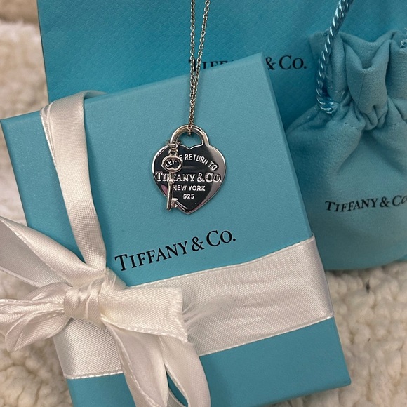 Authentic Tiffany & Co. Silver Heart Stamped Pendant and Key Necklace. - Picture 9 of 16